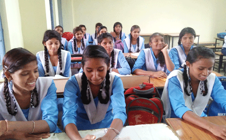 भिलाई। हममें से सभी को ऐसा महसूस होता है कि हमारे पास वक्त नहीं है। यह स्थिति एक भरे हुए गिलास जैसी होती है। यह दिखती तो भरी हुई है पर इसमें नमक, चीनी जैसी घुलनशील चीजें मिलाई जा सकती हैं। कुछ ऐसा ही हम अपनी दिनचर्या में भी कर सकते हैं। हम देखेंगे कि समय के सही प्रबंधन से हमारे पास काफी वक्त निकल आएगा। उक्त बातें स्किल ट्रेनर संडेकैम्पस.कॉम के संपादक दीपक रंजन दास ने शासकीय उच्चतर माध्यमिक विद्यालय खम्हरिया में व्यक्त किए।