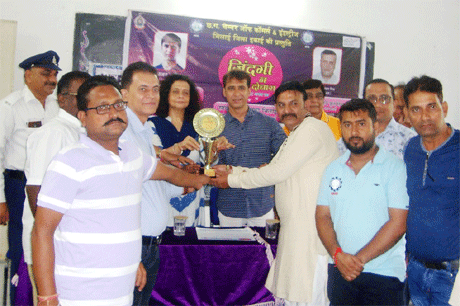 भिलाई। एमजे कालेज में आज यातायात विभाग एवं नगर पालिक निगम के सहयोग से छत्तीसगढ़ चैम्बर आॅफ कॉमर्स एंड इंडस्ट्रीज ने जागरूकता कार्यक्रम का आयोजन किया। इस अवसर पर बच्चों ने ट्रैफिक सिग्नलों का पालन करते हुए दुपहिया वाहन चलाकर दिखाया। विजेताओं को क्रैश हेलमेट पुरस्कार में दिया गया। आरंभ में ट्रैफिक विभाग से विजय शर्मा ने बच्चों को यातायात के नियम तथा स्वयं की सुरक्षा के बारे में सचेत किया। उन्होंने कहा कि जब हम 10 से 50 हजार रुपए तक के मोबाइल की इतनी हिफाजत करते हैं तो अपने अनमोल जीवन की सुरक्षा का उपाय करना भी बनता है।