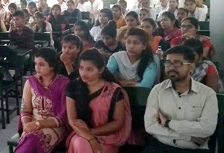भिलाई। राष्ट्रीय खेल दिवस के अवसर पर आज प्रधानमंत्री नरेन्द्र मोदी ने देश के विद्यार्थियों को संबोधित किया। एमजे कालेज में पीएम मोदी को सामूहिक रूप से सुनने की व्यवस्था हॉल-वन में की गई थी। महाविद्यालय की निदेशक श्रीलेखा विरुलकर के निर्देश पर की गई इस व्यवस्था में प्रभारी प्राचार्य डॉ अनिल चौबे सहित सभी विभागाध्यक्षों ने विद्यार्थियों के साथ यह संदेश सुना। फिट इंडिया मूवमेंट का शुभारंभ करते हुए प्रधानमंत्री श्री मोदी ने देश का आह्वान किया कि वे स्वच्छता अभियान की तरह ही फिटनेस को भी अपने जीवन में अंगीकार करें।