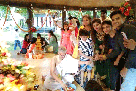 भिलाई। अक्षय पात्र सेक्टर-6 में श्रीकृष्ण जन्माष्टमी का पर्व धूमधाम के साथ मनाया गया। एमजे कालेज के कॉमर्स एंड मैनेजमेंट स्टूडेन्ट्स भी इस आयोजन में शामिल हुए। उन्होंने भगवान श्रीकृष्ण को झूला झुलाया तथा 108 नाम का जाप भी किया। वे आरती में भी शामिल हुए और प्रदर्शनी का भी अवलोकन किया। एमजे कालेज की साक्षी सिंह, यामिनी दशरिया, विकास श्रीवास्तव, अनिषा सिंह, दिलेश्वरी मिरी, अनिल एवं सुशांत ने श्रीकृष्ण जन्माष्टमी के अवसर पर यहां आयोजित प्रतियोगिताओं का जायजा लिया।