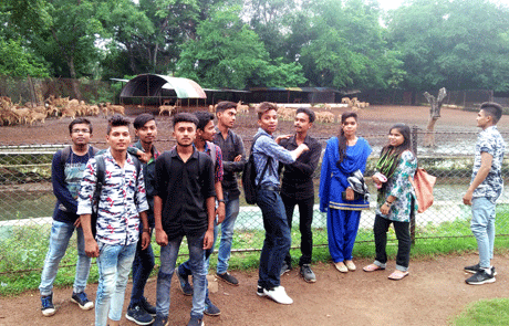 भिलाई। कभी इस्पात नगरी की शान रहा मैत्रीबाग धीरे-धीरे गुमनामी के अंधेरे में खो रहा है। योजनाओं का अभाव, कुप्रबंधन और विजन के अभाव में इसका खर्च तक नहीं निकल पा रहा है। एमजे कालेज के कॉमर्स एंड मैनेजमेन्ट्स स्टूडेन्ट्स ने शनिवार को ऐतिहासिक मैत्रीबाग का भ्रमण किया तथा तथ्य जुटाए। साथ ही इस खूबसूरत उद्यान के रिवाइवल और लोगों को आकर्षित करने की संभावनाओं का अध्ययन किया। वे अपनी रिपोर्ट भिलाई इस्पात संयंत्र को सौंपेंगे।
