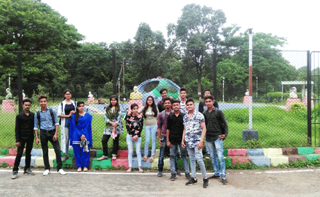 भिलाई। कभी इस्पात नगरी की शान रहा मैत्रीबाग धीरे-धीरे गुमनामी के अंधेरे में खो रहा है। योजनाओं का अभाव, कुप्रबंधन और विजन के अभाव में इसका खर्च तक नहीं निकल पा रहा है। एमजे कालेज के कॉमर्स एंड मैनेजमेन्ट्स स्टूडेन्ट्स ने शनिवार को ऐतिहासिक मैत्रीबाग का भ्रमण किया तथा तथ्य जुटाए। साथ ही इस खूबसूरत उद्यान के रिवाइवल और लोगों को आकर्षित करने की संभावनाओं का अध्ययन किया। वे अपनी रिपोर्ट भिलाई इस्पात संयंत्र को सौंपेंगे।