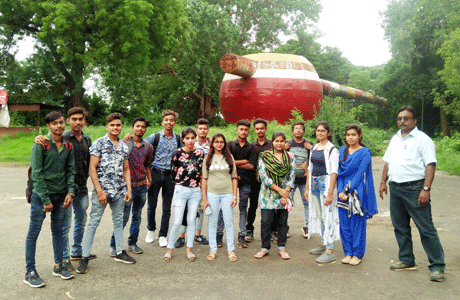 भिलाई। कभी इस्पात नगरी की शान रहा मैत्रीबाग धीरे-धीरे गुमनामी के अंधेरे में खो रहा है। योजनाओं का अभाव, कुप्रबंधन और विजन के अभाव में इसका खर्च तक नहीं निकल पा रहा है। एमजे कालेज के कॉमर्स एंड मैनेजमेन्ट्स स्टूडेन्ट्स ने शनिवार को ऐतिहासिक मैत्रीबाग का भ्रमण किया तथा तथ्य जुटाए। साथ ही इस खूबसूरत उद्यान के रिवाइवल और लोगों को आकर्षित करने की संभावनाओं का अध्ययन किया। वे अपनी रिपोर्ट भिलाई इस्पात संयंत्र को सौंपेंगे।