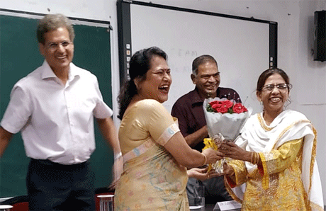 भिलाई। बीएसबीके के निदेशक मनीष गुप्ता का मानना है कि कई भी स्किल्ड व्यक्ति कभी बेरोजगार नहीं रहता। कौशल विकास मात्र एक सर्टीफिकेट न रहे बल्कि यह युवाओं की रोजगार संबंधी आवश्यकताओं की पूर्ति भी करे। तभी युवा इन कार्यक्रमों में रूचि लेंगे। उन्होंने विभिन्न स्त्रोतों से फंडिंग हेतु स्टार्टअप के प्रतिवेदन एवं उनके प्रजेंटेशन पर भी जोर दिया। श्री गुप्ता भिलाई महिला महाविद्मालय के आईक्यूएसी सेल द्वारा शैक्षणिक स्टाफ के लिए आयोजित इंटरएक्टिव सत्र को संबोधित कर रहे थे। उन्होंने कहा कि समय के साथ परिवर्तन आवश्यक हैं।
