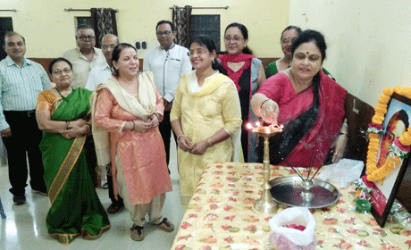 भिलाई। चित्रांश भवन सेक्टर-6 में मुंशी प्रेमचंद की जयंती मनाई गई। इस अवसर पर वक्ताओं ने कहा कि मुंशी प्रेमचंद ने अपने आसपास घटने वाली घटनाओं को विषय बनाया। उनकी कहानियों के पात्र हमारे अपने बीच के लगते हैं। उनकी कहानियों में भारतीय जन जीवन का यथार्थ झलकता है। वे आधुनिक साहित्य के अग्रज हैं और आज भी रचनाकारों को प्रेरित करते हैं। वक्ताओं ने मुंशीजी की कहानियों, उपन्यासों का उल्लेख करते हुए उनसे प्रेरणा लेने की बात भी कही।
