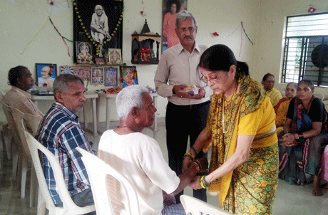 भिलाई। कल्याण महाविद्यालय की पूर्व प्राध्यापक डॉ अंजना श्रीवास्तव ने आज रक्षाबंधन के अवसर पर पुलगांव के वृद्धाश्रम में निवासरत भाई बहनों को रक्षा सूत्र बांधकर उन्हें उपहार भी दिए। अपने जीवनसाथी कल्याण महाविद्यालय के पूर्व प्राध्यापक डॉ पीके श्रीवास्तव के साथ यहां पहुंची डॉ अंजना ने वृद्धाश्रम वासियों को दैनिक उपयोग की सामग्रियां भी प्रदान की।उल्लेखनीय है कि डॉ अंजना अपना जन्मदिन अर्पण स्कूल के विशेष बच्चों के साथ मनाती हैं। वहीं डॉ पीके श्रीवास्तव अपना जन्मदिन पुलगांव वृद्धाश्रम में मनाते हैं।