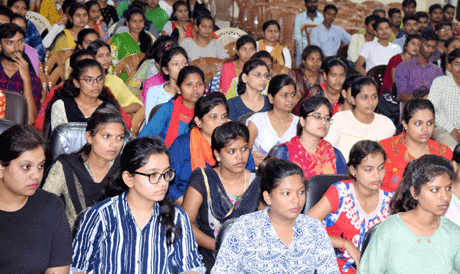  दुर्ग। विद्यार्थी अपना अस्तित्व पहचान कर सफलता हेतु प्रयत्न करें। हम अपनी क्षमता का सही मूल्यांकन न कर पाते हुए दूसरों पर आधारित निर्णय लेते है। यही हमारी असफलता का प्रमुख कारण होता है। विद्यार्थियों को महाविद्यालय में प्रवेश लेने के साथ ही अपना लक्ष्य निर्धारित कर लेना चाहिए। ऐसा करने पर सफलता अवश्य प्राप्त होगी। ये उद्गार शासकीय विश्वनाथ यादव तामस्कर स्नातकोत्तर स्वशासी महाविद्यालय, दुर्ग के प्राचार्य डॉ. आर.एन. सिंह ने आज महाविद्यालय के रवीन्द्रनाथ टैगोर सभागार में व्यक्त किये।