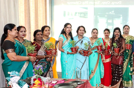 भिलाई। भारतीय डाक विभाग भिलाई-दुर्ग परिक्षेत्र की महिलाओं ने तीज मिलन समारोह का आयोजन एक अनूठे अंदाज में किया। महिलाओं ने इस अवसर पर पर्यावरण संरक्षण एवं संवर्धन का संकल्प लिया। समारोह की अध्यक्षता करते हुए सीमा श्रीवास्तव ने कहा कि जलवायु एवं पर्यावरण में जो तेजी से परिवर्तन हो रहे हैं उससे हमारा जनजीवन बुरी तरह प्रभावित हो रहा है। हमें अपनी प्राकृतिक संपदा को को बनाए और बचाए रखने के लिए हर संभव प्रयास करना चाहिए।