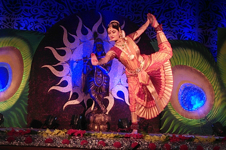 भिलाई। केपीएस के प्रज्ञोत्सव-2019 में आज शास्त्रीय नृत्यांगनाओं ने पौराणिक कथाओं को बेहद खूबसूरती के साथ मंच पर उतारा। भरतनाट्यम एवं कूचिपुड़ी कलाकारों ने महाभारत, श्रीकृष्ण एवं शिव-शक्ति के प्रसंगों को प्रस्तुत किया। शास्त्रीय नृत्यों की आज कुल 40 प्रस्तुतियां हुर्इं जिनमें से 26 नृत्य प्रतियोगिता का हिस्सा थे। नृत्यांगनाओं ने आदि शक्ति देवी दुर्गा के विभिन्न रूपों की भावपूर्ण प्रस्तुतियां दीं। इसके साथ ही शिव तथा श्रीकृष्ण के विभिन्न भावों को प्रस्तुत किया।