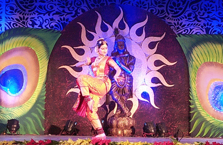 भिलाई। केपीएस के प्रज्ञोत्सव-2019 में आज शास्त्रीय नृत्यांगनाओं ने पौराणिक कथाओं को बेहद खूबसूरती के साथ मंच पर उतारा। भरतनाट्यम एवं कूचिपुड़ी कलाकारों ने महाभारत, श्रीकृष्ण एवं शिव-शक्ति के प्रसंगों को प्रस्तुत किया। शास्त्रीय नृत्यों की आज कुल 40 प्रस्तुतियां हुर्इं जिनमें से 26 नृत्य प्रतियोगिता का हिस्सा थे। नृत्यांगनाओं ने आदि शक्ति देवी दुर्गा के विभिन्न रूपों की भावपूर्ण प्रस्तुतियां दीं। इसके साथ ही शिव तथा श्रीकृष्ण के विभिन्न भावों को प्रस्तुत किया।
