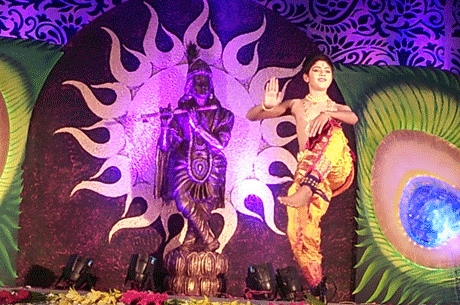 भिलाई। केपीएस के प्रज्ञोत्सव-2019 में आज शास्त्रीय नृत्यांगनाओं ने पौराणिक कथाओं को बेहद खूबसूरती के साथ मंच पर उतारा। भरतनाट्यम एवं कूचिपुड़ी कलाकारों ने महाभारत, श्रीकृष्ण एवं शिव-शक्ति के प्रसंगों को प्रस्तुत किया। शास्त्रीय नृत्यों की आज कुल 40 प्रस्तुतियां हुर्इं जिनमें से 26 नृत्य प्रतियोगिता का हिस्सा थे। नृत्यांगनाओं ने आदि शक्ति देवी दुर्गा के विभिन्न रूपों की भावपूर्ण प्रस्तुतियां दीं। इसके साथ ही शिव तथा श्रीकृष्ण के विभिन्न भावों को प्रस्तुत किया।