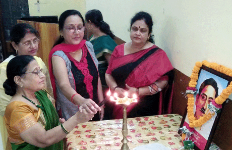 भिलाई। चित्रांश भवन सेक्टर-6 में मुंशी प्रेमचंद की जयंती मनाई गई। इस अवसर पर वक्ताओं ने कहा कि मुंशी प्रेमचंद ने अपने आसपास घटने वाली घटनाओं को विषय बनाया। उनकी कहानियों के पात्र हमारे अपने बीच के लगते हैं। उनकी कहानियों में भारतीय जन जीवन का यथार्थ झलकता है। वे आधुनिक साहित्य के अग्रज हैं और आज भी रचनाकारों को प्रेरित करते हैं। वक्ताओं ने मुंशीजी की कहानियों, उपन्यासों का उल्लेख करते हुए उनसे प्रेरणा लेने की बात भी कही।