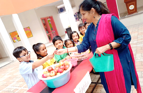 भिलाई। संजय रूंगटा गु्रप ऑफ़ इंस्टीट्यूशंस द्वारा संचालित रूंगटा पब्लिक स्कूल में फल एवं सब्जी की मंडी लगाकर बच्चों का उनसे प्रत्यक्ष परिचय कराया गया। बच्चों ने न केवल फल और सब्जियों की पहचान की बल्कि उनके गुणों के बारे में भी बताया गया। बच्चों को सभी प्रकार की सब्जियां और फल खाने के लिए प्रेरित करने के लिए भी यह आयोजन सार्थक सिद्ध होगा।