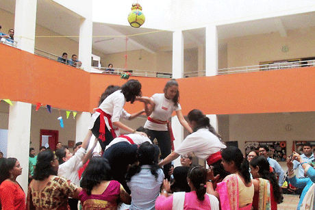 भिलाई। संजय रूंगटा ग्रुप ऑफ़ इंस्टीट्यूशंस द्वारा संचालित रूंगटा पब्लिक स्कूल, भिलाई में जन्माष्टमी एवं दही-हांडी प्रतियोगिता का आयोजन किया गया। गु्रप चेयरमैन संजय रूंगटा के मुख्य आतिथ्य एवं निर्देशक श्रीमती रजनी रूंगटा के विशिष्ट आतिथ्य में कार्यक्रम की शुरूआत भगवान श्रीकृष्ण की पूजा-अर्चना कर की गई। प्राथमिक एवं माध्यमिक विभाग के छात्रों ने सुमधुर भजनों को प्रस्तुत कर श्रोताओं को मंत्र-मुग्ध कर दिया। कृष्ण-लीला पर आधारित नयनाभिराम नृत्य प्रस्तुत किए गए। जन्माष्टमी के माहात्म्य पर छात्रों की विचार अभिव्यक्ति के पश्चात दही-हांडी प्रतियोगिता आरंभ की गई। 