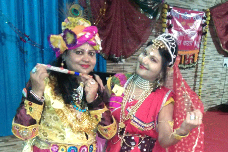भिलाई। भिलाई महिला समाज की स्मृति नगर इकाई ने आज स्मृति नगर विवेकानन्द हाल में तीज मिलन का आयोजन किया गया। इस अवसर पर लोगों ने जोड़े से नृत्य किया एवं समूह में कजरी तथा देशभक्ति गीतों की प्रस्तुतियां दीं। सभी महिलाएं खूब सज संवर कर आई थीं। नीता मल को तीज क्वीन का ताज पहनाया गया। सीमा स्वरूप, राजश्री अवस्थी, रीता तिवारी, अर्चना राय, प्रभा सोनी, अन्नू सोनी एवं प्राची तिवारी के दल ने देशभक्ति गीत एवं कजरी प्रस्तुत किया।