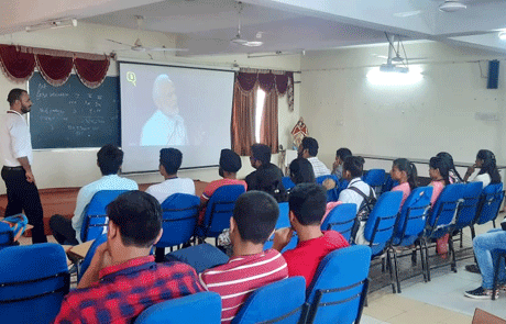 भिलाई। स्वामी श्री स्वरुपानंद सरस्वती महाविद्यालय में प्रधानमंत्री जी द्वारा ‘फिट इंडिया’ मूवमेंट का सीधा प्रसारण राष्ट्रीय सेवा योजना इकाई द्वारा सभी छात्र-छात्राओं को दिखाया गया। इस मूवमेंट का शुभारंभ करते हुये प्रधानमंत्री नरेन्द्र मोदी ने कहा कि हमारा शरीर फिट रहेगी तो माइंड हिट रहेगा। यह सरकार की नहीं हमारी मुहिम है। छात्राओं ने ध्यान पूर्वक कार्यक्रम को सुना और फिट रहने का संकल्प लिया।