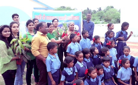 भिलाई। स्वामी श्री स्वरूपानंद सरस्वती महाविद्यालय में हरेली उत्सव का आयोजन किया गया जिसमें विभिन्न कार्यक्रम कराये गये। महाविद्यालय परिसर को विद्यार्थियों द्वारा नीम और आम के पत्तों से बने तोरन से सजाया गया। शिक्षकों एवं विद्यार्थियों के लिये हरी हरे वेशभूषा एवं श्रृंगार प्रतियोगिता का आयोजन किया गया। प्राध्यापक एवं विद्यार्थी पत्ती एवं फूलों से बने गहने पहनकर परिसर में उपस्थित हुये। महाविद्यालय परिसर में हरियाली की छटा देखते ही बनती थी।