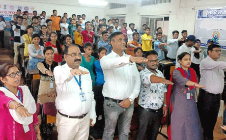 भिलाई। संजय रूंगटा ग्रुप आॅफ इंस्टीट्यूशन्स द्वारा संचालित आरएसआर रूंगटा कॉलेज के राष्ट्रीय सेवा योजना (रासेयो) इकाई के द्वारा सद्भावना दिवस का आयोजन किया गया। इस अवसर पर प्रथम वर्ष के छात्र छात्रों को रासेयो के बारे में अवगत कराते हुए नवीन पंजीयन कराया गया। कार्यक्रम की शुरुआत संस्था के असिस्टेंट डायरेक्टर मो. शाजिद अंसारी, प्राचार्य डॉ. एस. वी. देशमुख के द्वारा मां सरस्वती की प्रतिमा के समक्ष ज्योति दीप प्रज्जवलित कर की गई।