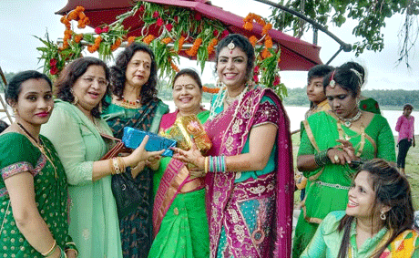 राजनांदगांव। मोहारा में हरेली तिहार के उपलक्ष्य में आयोजित महिला सशक्तिकरण कार्यक्रम में एमजे कालेज की डायरेक्टर श्रीलेखा विरुलकर ने ग्रामीण महिलाओं को उत्पादक कार्यों से जुड़ने के लिए प्रेरित किया। इस कार्यक्रम का आयोजन महिला सशक्तिकरण की दिशा में निरंतर कार्य कर रही अतिरिक्त पुलिस अधीक्षक सुरेशा चौबे के नेतृत्व में किया गया था। कार्यक्रम में राजनांदगांव सहित आसपास के जिलों की महिलाओं को शामिल किया गया था।