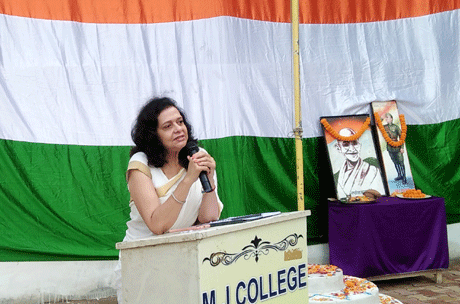 भिलाई। एमजे कालेज की निदेशक श्रीलेखा विरुलकर ने 73वें स्वतंत्रता दिवस पर ध्वजारोहण करने बाद आज कहा कि आजादी की लड़ाई बेशक बहुत कठिन और लंबी थी पर उससे भी ज्यादा कठिन है इस आजादी को बनाए रखना। हमें इस आजादी का उपयोग सभी क्षेत्रों में अपने विकास के लक्ष्य को प्राप्त कर देश को आगे ले जाने के लिए करना चाहिए।  उन्होंने कहा कि आजादी को बनाए रखना और इसका सकारात्मक प्रयोग करना ठीक वैसा ही है जैसा कि अपने प्रतिष्ठानों को दिन भर स्वच्छ बनाए रखना होता है। सुबह सफाई कर्मी परिसर को झाड़ू पोंछा लगाकर साफ-सुथरा कर देते हैं पर शाम तक वह फिर वैसे का वैसा गंदा हो जाता है। उन्होंने कहा कि हममे से प्रत्येक को अपनी अपनी क्षमता के अनुसार देशवासियों की मदद करनी चाहिए।
