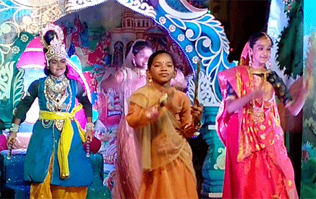 भिलाई। सूर्य विहार रेसीडेन्स एसोसिएशन एवं ब्रह्माकुमारी संस्था द्वारा श्री कृष्ण की बाल लीलाओं की मनमोहक हृदयस्पर्शी झाँकी का आयोजन सूर्य विहार स्थित सेन्ट्रल पार्क में किया गया। जिसका उद्घाटन ब्रह्माकुमारी प्राची दीदी, साधना सोनी, ब्रह्माकुमारी आशा दीदी, ओमकार महाजन, ब्रह्माकुमारी गीता दीदी एवं सूरी मैडम ने दीप प्रज्ज्वलन्न कर किया। इस अवसर पर तनावमुक्त जीवन के लिए प्रात: एवं संध्या समय पर 7 दिवसीय राजयोग शिविर का आयोजन किया गया है। झाँकी में नारद मुनि ने दर्शकों को श्रीकृष्ण के जन्म से उनकी बाल लीलाओं के प्रसंगों का वर्णन किया। 