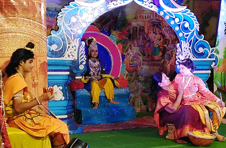 भिलाई। सूर्य विहार रेसीडेन्स एसोसिएशन एवं ब्रह्माकुमारी संस्था द्वारा श्री कृष्ण की बाल लीलाओं की मनमोहक हृदयस्पर्शी झाँकी का आयोजन सूर्य विहार स्थित सेन्ट्रल पार्क में किया गया। जिसका उद्घाटन ब्रह्माकुमारी प्राची दीदी, साधना सोनी, ब्रह्माकुमारी आशा दीदी, ओमकार महाजन, ब्रह्माकुमारी गीता दीदी एवं सूरी मैडम ने दीप प्रज्ज्वलन्न कर किया। इस अवसर पर तनावमुक्त जीवन के लिए प्रात: एवं संध्या समय पर 7 दिवसीय राजयोग शिविर का आयोजन किया गया है। झाँकी में नारद मुनि ने दर्शकों को श्रीकृष्ण के जन्म से उनकी बाल लीलाओं के प्रसंगों का वर्णन किया। 