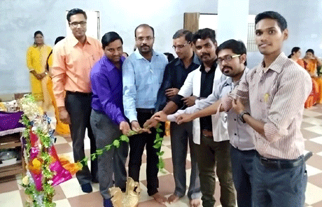 भिलाई। एमजे कालेज में श्रीकृष्ण जन्माष्टमी के अवसर पर विभिन्न नृत्यनाटिकाओं के द्वारा श्रीकृष्ण के जन्म वृत्तांत को दर्शाया गया। इसके साथ ही श्रीकृष्ण की बाल लीलाओं, शरारतों और गोपिकाओं के साथ उनके संबंध का चित्रण भी किया गया। इससे पहले नन्हे कान्हा को झूले में डालकर पूजा अर्चना की गई। कंस एवं कारागार में श्रीकृष्ण के जन्म मार्मिक प्रसंग भी प्रस्तुत किया गया।