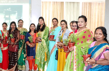 भिलाई। भारतीय डाक विभाग भिलाई-दुर्ग परिक्षेत्र की महिलाओं ने तीज मिलन समारोह का आयोजन एक अनूठे अंदाज में किया। महिलाओं ने इस अवसर पर पर्यावरण संरक्षण एवं संवर्धन का संकल्प लिया। समारोह की अध्यक्षता करते हुए सीमा श्रीवास्तव ने कहा कि जलवायु एवं पर्यावरण में जो तेजी से परिवर्तन हो रहे हैं उससे हमारा जनजीवन बुरी तरह प्रभावित हो रहा है। हमें अपनी प्राकृतिक संपदा को को बनाए और बचाए रखने के लिए हर संभव प्रयास करना चाहिए।