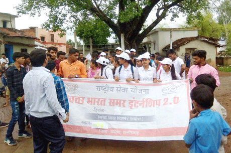 बेमेतरा। मॉडल ग्राम पंचायत के रूप में विकसित करने हेतु शासन द्वारा अधिसूचित ग्राम पंचायत-आन्दू (ब्लाक बेरला) में स्वच्छ भारत मिशन इन्टर्नशिप के तहत महाविद्यालय के छात्रों के द्वारा स्वच्छता से संबंधित जानकारी ग्रामवासियों को दिया गया, जिसमें कूड़ा प्रबंधन व सही निपटान करने के तरीकों के बारे में ग्रामीणों को अवगत कराया एवं रैली निकाली गई। घर-घर एवं दुकानों में जाकर ठोस एवं तरल कचरे का सही प्रबंधन करना एवं प्लास्टिक मुक्त ग्राम बनाने हेतु लोगो को जागरूक करने एक दिवसीय संपर्क अभियान चलाया गया।