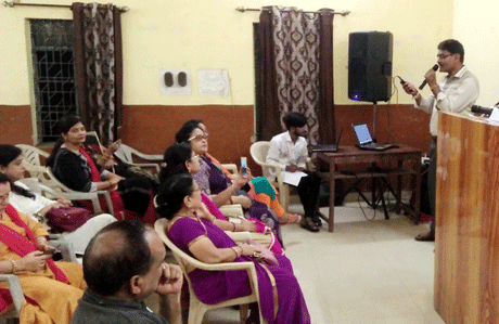 भिलाई। कालजयी पार्श्वगायक मुकेश चंद्र माथुर को उनकी पुण्यतिथि की पूर्व संध्या पर भिलाई-दुर्ग के कलाकारों ने चित्रांश भवन, सेक्टर-6 में स्वरांजलि दी। आयोजन में अनेक प्रतिभाशाली कलाकारों ने भागीदारी दी। दुर्ग आइडल प्रीति बख्शी, इंडियन आइडल के थर्ड राउंड तक पहुंची पूर्वा श्रीवास्तव एवं दिव्यांग कलाकार ऋचा श्रीवास्तव सहित लगभग 40 कलाकारों ने स्व. मुकेश के गीतों को अपनी आवाज दी।