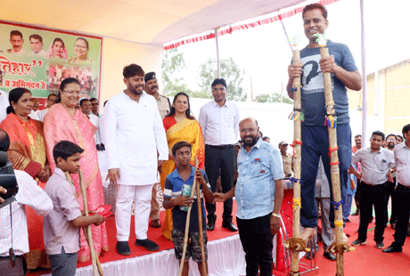 बेमेतरा। छत्तीसगढ़ का पारंम्परिक पर्व हरेली तिहार जिले में उत्साह एवं उमंग के साथ मनाया गया महिला एवं बाल विकास, समाज कल्याण मंत्री एवं बेमेतरा जिले की प्रभारी मंत्री श्रीमती अनिला भेड़िया ने कृषि उपज मंडी परिसर बेमेतरा में आयोजित समारोह में शिरकत की। केबिनेट मंत्री ने लोगों को हरेली तिहार की बधाई देते हुए कहा कि आज हम सब लोग एकत्रित होकर बहुत सुंदर ढंग से हरेली तिहार मना रहे है।