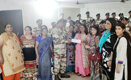 भिलाई। लायनेस क्लब भिलाई ने रक्षा बंधन का त्यौहार अधर्सैनिक बल भारत-तिब्बत सीमा पुलिस (आईटीबीपी) 38 वीं बटालियन के अंबागढ़ चौकी और चिल्हाटी कैम्प में जवानों के साथ मनाया। लायनेस क्लब भिलाई की सदस्यों ने इन जवानों का राखी बांधी। इस दौरान जवान भी अपने घर वालों को याद कर भावुक हो गए। सभी लायनेस सदस्यों ने जवानों की आरती उतारी और उनका मुंह मीठा किया। इस दौरान पासिंग द बॉल के साथ ही कैम्प एक्सचेंज गेम सहित कई मनोरंजक गेम का आयोजन भी किया गया, जिसमें जवानों ने भी जमकर अपनी हिस्सेदारी दी। सबने मिलकर अपनी मनपसंद धुन पर डांस भी किया।