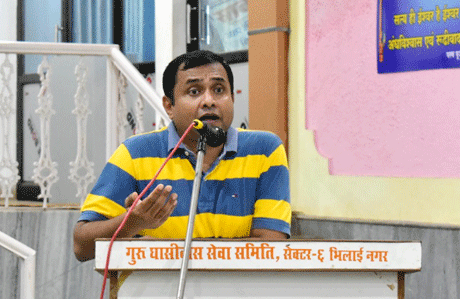 भिलाई। भारतीय रेलवे सेवा के अफसर और बिलासपुर जोन के उपमुख्य कार्मिक अधिकारी डॉ. अनुराग मेश्राम ने कहा कि युवाओं में ज्यादातर सरकारी नौकरी चाहते हैं लेकिन अब परिदृश्य बदल रहा है। ऐसे में हम सोच सकते हैं कि आगे नौकरियों के अवसर कितने बढ़ेंगे या घटेंगे। इसलिए हमें आगे बढ़ना है तो इन सारी चुनौतियों को ध्यान में रखते हुए लक्ष्य तय करना होगा। उन्होंने कहा कि सिर्फ करियर ही सबकुछ नहीं है बल्कि यह जीवन का एक हिस्सा है।