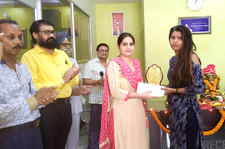 भिलाई। आइसेक्ट मुख्यालय भोपाल द्वारा आयोजित राष्ट्रस्तरीय कौशल प्रतियोगिता-2019 में शाखा स्तर पर सम्बद्ध सेन्टर आइसेक्ट सुपेला एवं बीडीएस कॉलेज, बाबा दीप सिंह नगर के संयुक्त तत्वावधान में बीडीएस कालेज में 21 व 22 अगस्त को प्रथम चरण की कौशल चैम्पियन प्रतियोगिता का सफल आयोजन किया गया। इसमें जॉब रोल डोमेस्टिक डाटा एंट्री आपरेटर में 170 प्रतिभागियों ने हिस्सा लिया। जिसमें प्रथम-रिजवाना बेगम, द्वितीय-वैभव भिंमटे, तृतीय-मनीष वर्मा रहे।