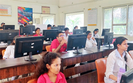 भिलाई। अमेजॉन ने संतोष रूंगटा ग्रुप द्वारा संचालित भिलाई कैम्पस में सीजन के प्लेसमेंट ड्राइव के तहत इंटरव्यू का आयोजन किया। इसमें पूरे छत्तीसगढ़ के 300 से अधिक बच्चे शामिल हुए। इसमें सबसे अधिक 30.25 लाख के पैकेज वाली ओपनिंग्स के लिए भी इंटरव्यू लिया गया। इसके अलावा 28 लाख तथा 18 लाख वार्षिक वाली नौकरियों के लिए भी अभ्यर्थियों का चयन किया गया।