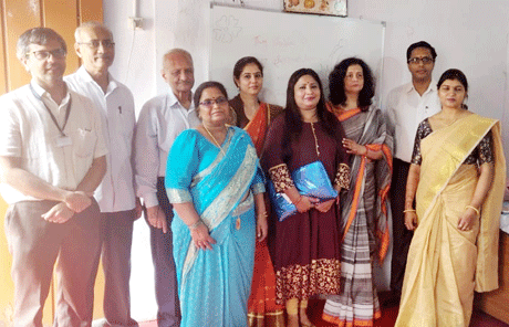 भिलाई। शिक्षक दिवस के अवसर पर एमजे कालेज की आईक्यूएसी ने अर्पण स्कूल की स्पेशल टीचर्स का सम्मान किया। साधारण तौर पर यह माना जाता है कि बच्चों का पहला गुरू उनके पैरेन्ट्स होते हैं पर इन बच्चों के लिए माता-पिता की इस भूमिका में भी इन स्पेशल एजुकेटर्स की अहम भागीदारी होती है। अर्पण आॅटिस्टिक बच्चों का स्कूल है। इन बच्चों को उनके मूलभूत कार्यों के लिए भी विशेष प्रशिक्षण की जरूरत होती है। ऐसे बच्चों को अनुशासित करना, उन्हें आत्मनिर्भर बनाने के लिए हस्तकला में पारंगत करना ऐसे चुनौतीपूर्ण कार्य हैं जिसमें विशेष दक्षता के साथ साथ उच्च कोटि के धैर्य की आवश्यकता होती है। ये शिक्षक पूरी निष्ठा, लगन एवं समर्पण की भावना के साथ इन बच्चों को समाज की मुख्य धारा में शामिल करने का प्रयास करते हैं।