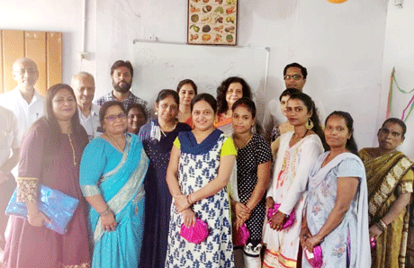 भिलाई। शिक्षक दिवस के अवसर पर एमजे कालेज की आईक्यूएसी ने अर्पण स्कूल की स्पेशल टीचर्स का सम्मान किया। साधारण तौर पर यह माना जाता है कि बच्चों का पहला गुरू उनके पैरेन्ट्स होते हैं पर इन बच्चों के लिए माता-पिता की इस भूमिका में भी इन स्पेशल एजुकेटर्स की अहम भागीदारी होती है। अर्पण आॅटिस्टिक बच्चों का स्कूल है। इन बच्चों को उनके मूलभूत कार्यों के लिए भी विशेष प्रशिक्षण की जरूरत होती है। ऐसे बच्चों को अनुशासित करना, उन्हें आत्मनिर्भर बनाने के लिए हस्तकला में पारंगत करना ऐसे चुनौतीपूर्ण कार्य हैं जिसमें विशेष दक्षता के साथ साथ उच्च कोटि के धैर्य की आवश्यकता होती है। ये शिक्षक पूरी निष्ठा, लगन एवं समर्पण की भावना के साथ इन बच्चों को समाज की मुख्य धारा में शामिल करने का प्रयास करते हैं।