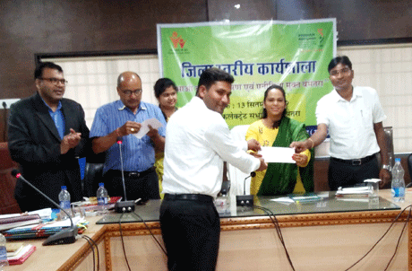 बेमेतरा। कायाकल्प योजना के अंतर्गत बेमेतरा जिले के तीन अस्पतालों को राज्य सरकार द्वारा पुरस्कृत किया गया है। इनमें प्राथमिक स्वास्थ्य केन्द्र देवरबीजा को दो लाख रूपए, सामुदायिक स्वास्थ्य केन्द्र बेरला को एक लाख रूपए एवं प्राथमिक स्वास्थ्य केन्द्र परपोड़ी को 50-50 हजार रूपए शामिल है। अगस्त माह के अंतिम सप्ताह में स्वास्थ्य मंत्री टीएस सिंहदेव द्वारा राजधानी रायपुर में आयोजित कार्यक्रम के दौरान स्वास्थ्य विभाग के इन संस्थाओं को चेक भेंटकर अपनी शुभकामनाए दी थी। कलेक्टर श्रीमती शिखा राजपूत तिवारी ने मुख्य चिकित्सा एवं स्वास्थ्य अधिकारी एवं उनकी टीम को बधाई एवं शुभकामनाएं दी।