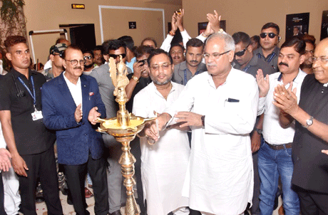 भिलाई। अब भिलाई-3 के पास भी अपना मल्टीप्लेक्स हो गया है। मुख्यमंत्री भूपेश बघेल एवं प्रसिद्ध सिने निर्माता सुभाष घई ने शिक्षक दिवस के अवसर पर इसका उद्घाटन किया। मुक्ता-ए2 सिनेमा के नाम से यह मल्टीप्लेक्स आज से दर्शकों के लिए खुल गया है। इस मल्टीप्लेक्स में 2 स्क्रीन और 459 दर्शकों के बैठने की सुविधा है। मुक्ता-ए2 सिनेमा का यह 32वां शहर है। नेटवर्क के पास अब 68 स्क्रीन हो गए हैं। लॉन्चिंग के अवसर पर कैबिनेट मिनिस्टर गुरु रूद्र, मुक्ता ए2 सिनेमा के सह संस्थापक राजीव मल्होत्रा, बिजनेस टायकून त्रिलोकसिंह ढिल्लों, बेबीलोन मॉल के संस्थापक ललित जैन तथा मुक्ता ए2 सिनेमा के बिजनेस हेड सच्चिदानंद शेट्टी उपस्थित रहे।
