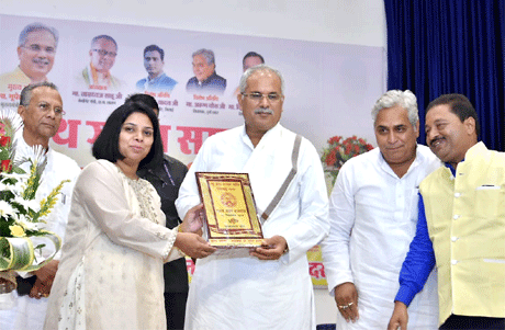 भिलाई। अपनी फ्लैगशिप योजना नरवा, गरुवा, घुरवा अऊ बाड़ी को लेकर उत्साहित मुख्यमंत्री भूपेश बघेल का मानना है कि इससे पूरे राज्य की तस्वीर बदल सकती है। उन्होंने कहा कि वर्मी खाद 8 रुपए किलो बिकती है और प्रदेश में लगभग सवा करोड़ मवेशी हैं। यदि सिर्फ इनके गोबर को ही खाद बनाकर बेचा जाए तो किसान मालामाल हो सकते हैं। मुख्यमंत्री भूपेश बघेल यहां न्यू प्रेस क्लब ऑफ़ भिलाई के शपथ ग्रहण समारोह को मुख्य अतिथि की आसंदी से संबोधित कर रहे थे।