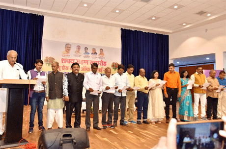 भिलाई। न्यू प्रेस क्लब ऑफ़ भिलाई नगर की पहली महिला अध्यक्ष भावना पाण्डेय एवं उनकी कार्यकारिणी को शपथ दिलाने के बाद आज मुख्यमंत्री भूपेश बघेल ने कहा कि आज जिसके हाथ में स्मार्ट फोन है, वही पत्रकार बन गया है। प्रिंट या इलेक्ट्रानिक मीडिया से पहले सोशल मीडिया पर खबर आ जाती है। सही गलत का फैसला करने मुश्किल हो जाता है क्योंकि प्रिंट, इलेक्ट्रानिक और सोशल मीडिया में एक ही खबर अलग अलग रूपों में होती है।
