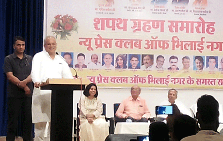 प्रेस क्लब भवन की मांग पर उन्होंने कहा कि पत्रकार जमीन देख लें, भवन के लिए राशि उपलब्ध करा दी जाएगी। भिलाई इस्पात संयंत्र के पं. जवाहर लाल नेहरू चिकित्सालय एवं अनुसंधान केन्द्र में चिकित्सा की मांग पर उन्होंने चुटली ली कि यह अस्पताल स्वयं बीमार हो गया है, वहां क्या इलाज कराएंगे पत्रकार।