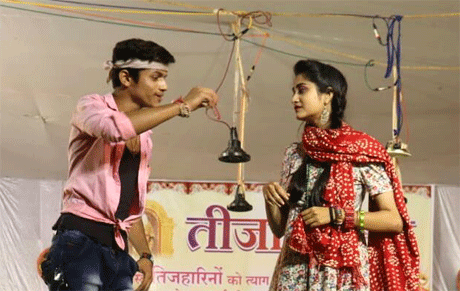 भिलाई। ‘मोर ऊपर भूत जब चढ़ही तब चढ़ही, पहिली तोर भूत ल उतार दूं’ कहते हुए एक महिला झाड़-फूंक करने वाले तांत्रिक पर ही पिल पड़ती है। इसी तरह दारू-मुरगा-अंडा खाने के लिए किसी भी महिला को टोनही बताकर उसे प्रताड़ित करना और उसके परिवार से पैसे ऐंठने वालों के बारे में भी समाज को आगाह किया गया। मां कल्याणी शीतला मंदिर मरौदा टैंक के मंच पर ‘स्वयंसिद्धा’ ने लाइट एंड साउंड शो के माध्यम से इसे प्रस्तुत किया। इसमें अभिनय किया यहीं के 11वीं-12वीं के स्कूली बच्चों ने।