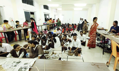 भिलाई। संतोष रूंगटा ग्रुप द्वारा संचालित जीडी रूंगटा कालेज आॅफ साइंस एंड टेक्नोलॉजी के शिक्षा संकाय द्वारा इको-फ्रेंडली गणेश प्रतिमा निर्माण की दो दिवसीय कार्यशाला का आयोजन 23 एवं 27 अगस्त को किया गया। इस कार्यशाला में लगभग 150 प्रतिभागियों ने हिस्सा लिया और मिट्टी की गणेश प्रतिमाओं के निर्माण के साथ ही उनकी रंगाई एवं साज सज्जा भी की। संतोष रूंगटा ग्रुप के चेयरमैन संतोष रूंगटा की प्रेरणा से आयोजित इस कार्यशाला में शिक्षा संकाय के टुमन पटेल ने मिट्टी की मूर्तियां तैयार करने का प्रशिक्षण दिया।