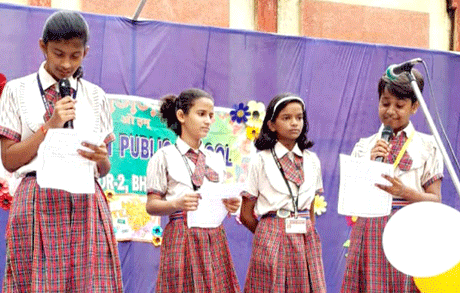 भिलाई। डीएवी पब्लिक स्कूल में शिक्षक दिवस के अवसर पर एक समारोह का आयोजन किया गया। इसका प्रबंधन पूरी तरह वरिष्ठ कक्षा आठवीं तथा नवमी के छात्रों ने किया। एक विशेष प्राथर्ना सभा का आयोजन किया गया। जिसमें नवमी के छात्र संदीप तथा नवमी की छात्रा प्राची द्वारा शिक्षक दिवस के बारे में जानकारी दी गई छात्रों ने बताया कि इस दिन हमारे देश के द्वितीय राष्ट्रपति सर्वपल्ली राधाकृष्णन का जन्म दिवस होता है।उन्हें सम्मानित करते हुए इस दिन को शिक्षक दिवस के रूप में मनाया जाता है ।