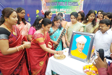 भिलाई। डीएवी पब्लिक स्कूल में शिक्षक दिवस के अवसर पर एक समारोह का आयोजन किया गया। इसका प्रबंधन पूरी तरह वरिष्ठ कक्षा आठवीं तथा नवमी के छात्रों ने किया। एक विशेष प्राथर्ना सभा का आयोजन किया गया। जिसमें नवमी के छात्र संदीप तथा नवमी की छात्रा प्राची द्वारा शिक्षक दिवस के बारे में जानकारी दी गई छात्रों ने बताया कि इस दिन हमारे देश के द्वितीय राष्ट्रपति सर्वपल्ली राधाकृष्णन का जन्म दिवस होता है।उन्हें सम्मानित करते हुए इस दिन को शिक्षक दिवस के रूप में मनाया जाता है ।