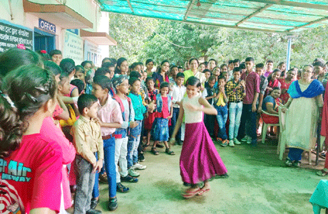 भिलाई। अपनी सेवा के लिए हमेशा दूसरों की मदद और प्रोत्साहित करने के लिए आगे रहने वाले संगठन लायनेस क्लब भिलाई ने शुक्रवार को मूक बधिर दिवस पर प्रयास शाला सुपेला पहुंचकर विविध गतिविधियां आयोजित की। क्लब की पदाधिकारियों ने बच्चों के बीच जाकर बच्चों की खेलकूद की प्रतियोगिता करवाई और उन्हें पुरस्कृत किया। बच्चों ने भी इसमें बहुत आनंद उठाया और बढ़ चढ़कर सभी खेलों में हिस्सा लिया। उसके बाद सभी बच्चों को कॉपी व चॉकलेट बांटी गई और उन्हें भोजन कराया गया।