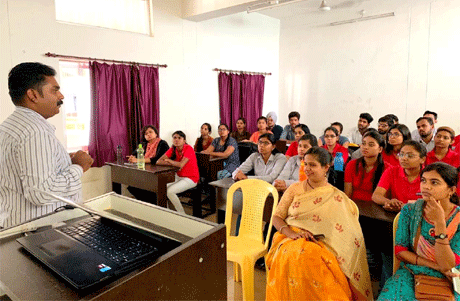 भिलाई। संतोष रूंगटा ग्रुप द्वारा भिलाई के कोहका कुरुद में संचालित इंजीनियरिंग एवं प्रबंधन महाविद्यालय के छात्रों के लिए ‘डाइनिंग एटीकेट्स’ पर एक कार्यशाला का आयोजन किया गया। समूह के चेयरमैन संतोष रूंगटा ने कहा कि अच्छे करियर के लिए स्टूडेन्ट्स की अच्छी ग्रूमिंग भी जरूरी है। कारपोरेट सेक्टर और मल्टीनेशनल कंपनियों में इसका बड़ा महत्व है। छात्रों के सर्वांगीण विकास के लिए संतोष रूंगटा ग्रुप अनेक गतिविधियों का संचालन करता है।