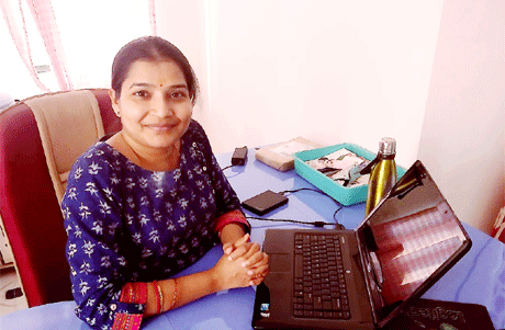 रायपुर। आत्महत्या करने की सोच रहा व्यक्ति कई प्रकार से संकेत देने लगता है। यदि आपके आसपास ऐसे लक्षण किसीमें दिखाई देते हैं तो तुरन्त सचेत हो जाएं और उसकी मदद करें। हालांकि आत्महत्या का अंतिम निर्णय चंद सेकंडों में लिया जाता है पर इसका माहौल बहुत पहले से बन रहा होता है। ऐसा व्यक्ति गुमसुम खोया-खोया सा रहता है, किसी भी गतिविधि में हिस्सा नहीं लेता, भोजन में भी उसकी अरुचि हो जाती है। यह कहना है मनोरोग चिकित्सक डॉ ममता जैन का। डॉ ममता विश्व ‘आत्महत्या निरोधक दिवस’ पर संडेकैम्पस.कॉम से चर्चा कर रही थी।