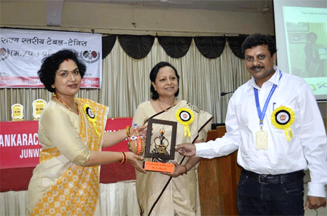 भिलाई। उच्च शिक्षा विभाग एवं हेमचंद यादव विश्वविद्यालय के मार्गदर्शन में राज्य स्तरीय टेबल-टेनिस प्रतियोगिता का आयोजन श्री शंकराचार्य महाविद्यालय में किया गया। हेमचंद यादव विश्वविद्यालय की कुलपति डॉ. अरूणा पल्टा कार्यक्रम की मुख्य अतिथि थीं। मुख्य अतिथि डॉ. अरूणा पल्टा ने कहा कि खिलाड़ी ऊर्जा से भरपूर है और इसी कारण महाविद्यालय को अग्रणी रखते हुए हर क्षेत्र में पुरस्कृत होते हैं। महाविद्यालय की प्राचार्या डॉ रक्षा सिंह छोटी से छोटी बातों के प्रति संवेदनशील हैं और इसकी ओर शासन का ध्यान आकर्षित करती रहती हैं। उन्होंने कहा कि ऐसे महाविद्यालय का हेमचंद यादव विश्वविद्यालय में होना उनके लिए गौरवपूर्ण है।